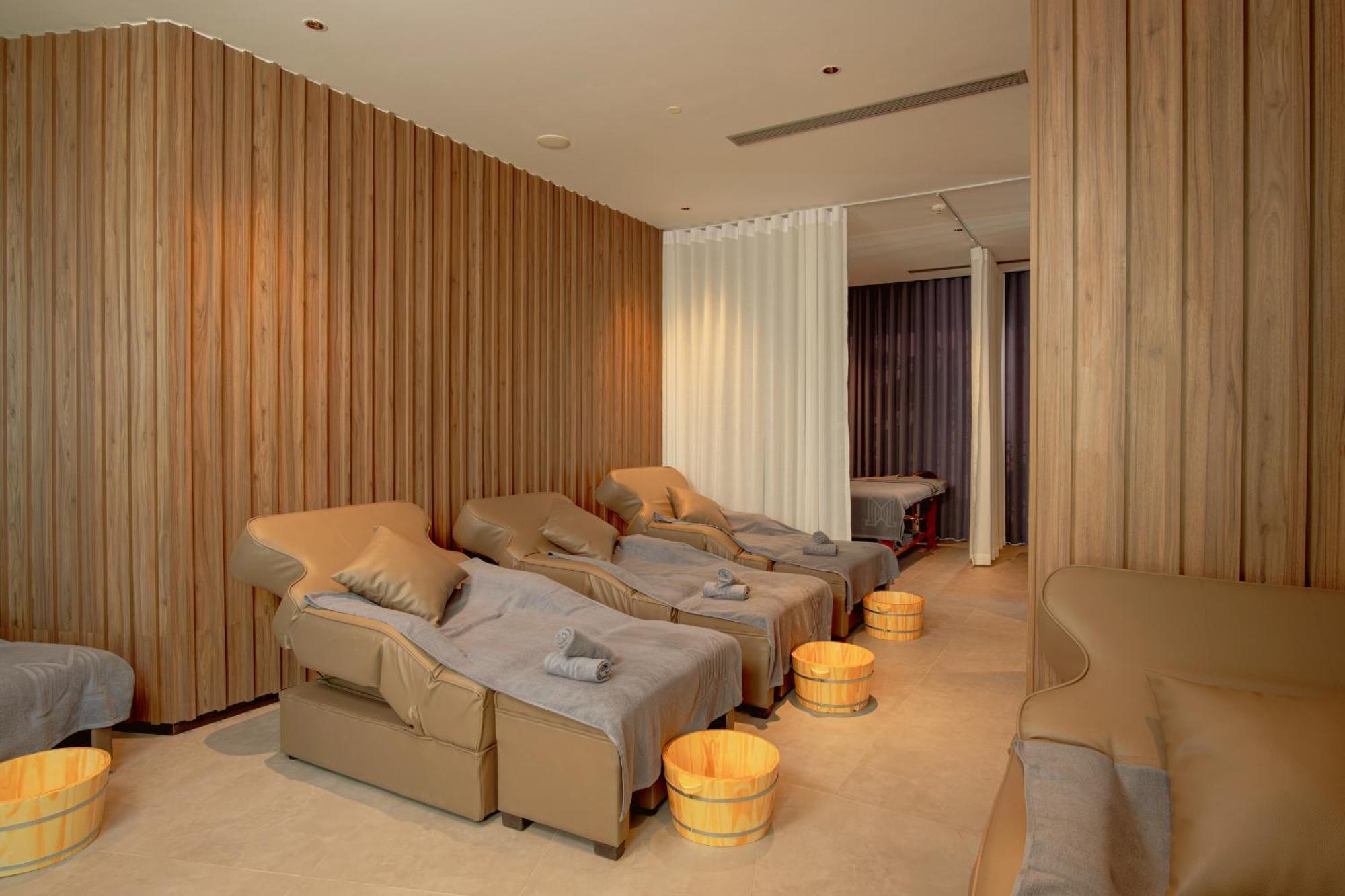 M Hotel Danang エクステリア 写真 A foot reflexology room at a spa