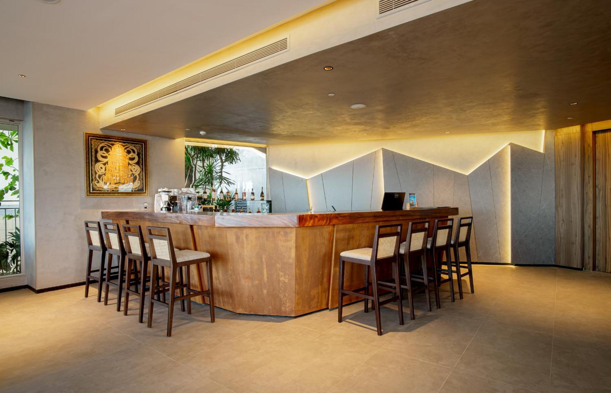 M Hotel Danang エクステリア 写真 The bar at the Royal Orchid Lounge