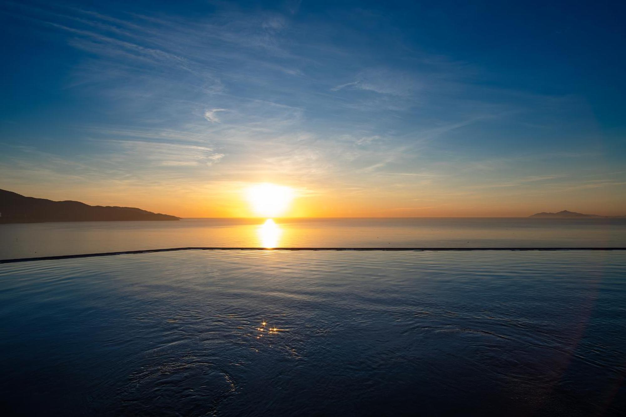 M Hotel Danang エクステリア 写真 Sunset over the Gulf of Akaroa