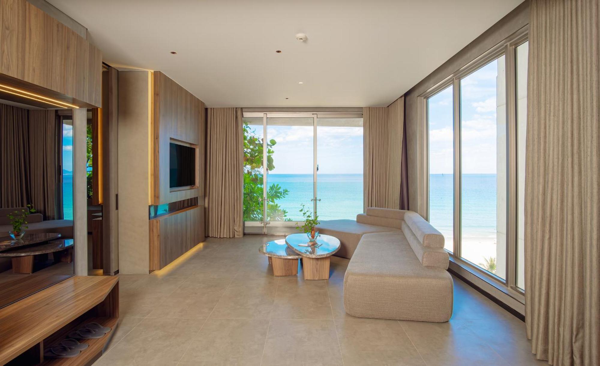 M Hotel Danang エクステリア 写真 Living room of a suite at the hotel