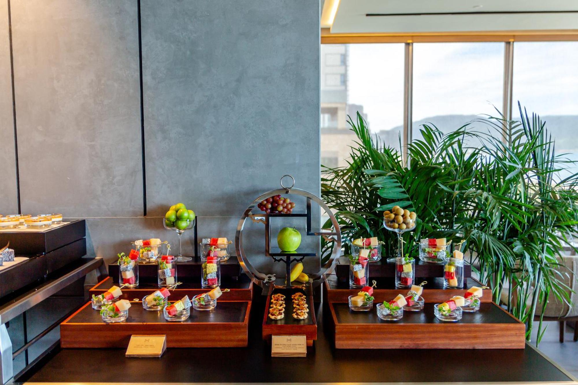 M Hotel Danang エクステリア 写真 A selection of desserts at the lounge