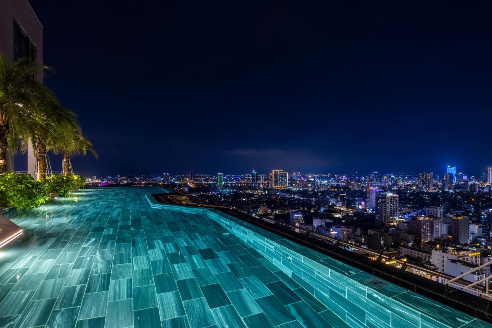M Hotel Danang エクステリア 写真 Infinity pool at the 33rd floor of the hotel