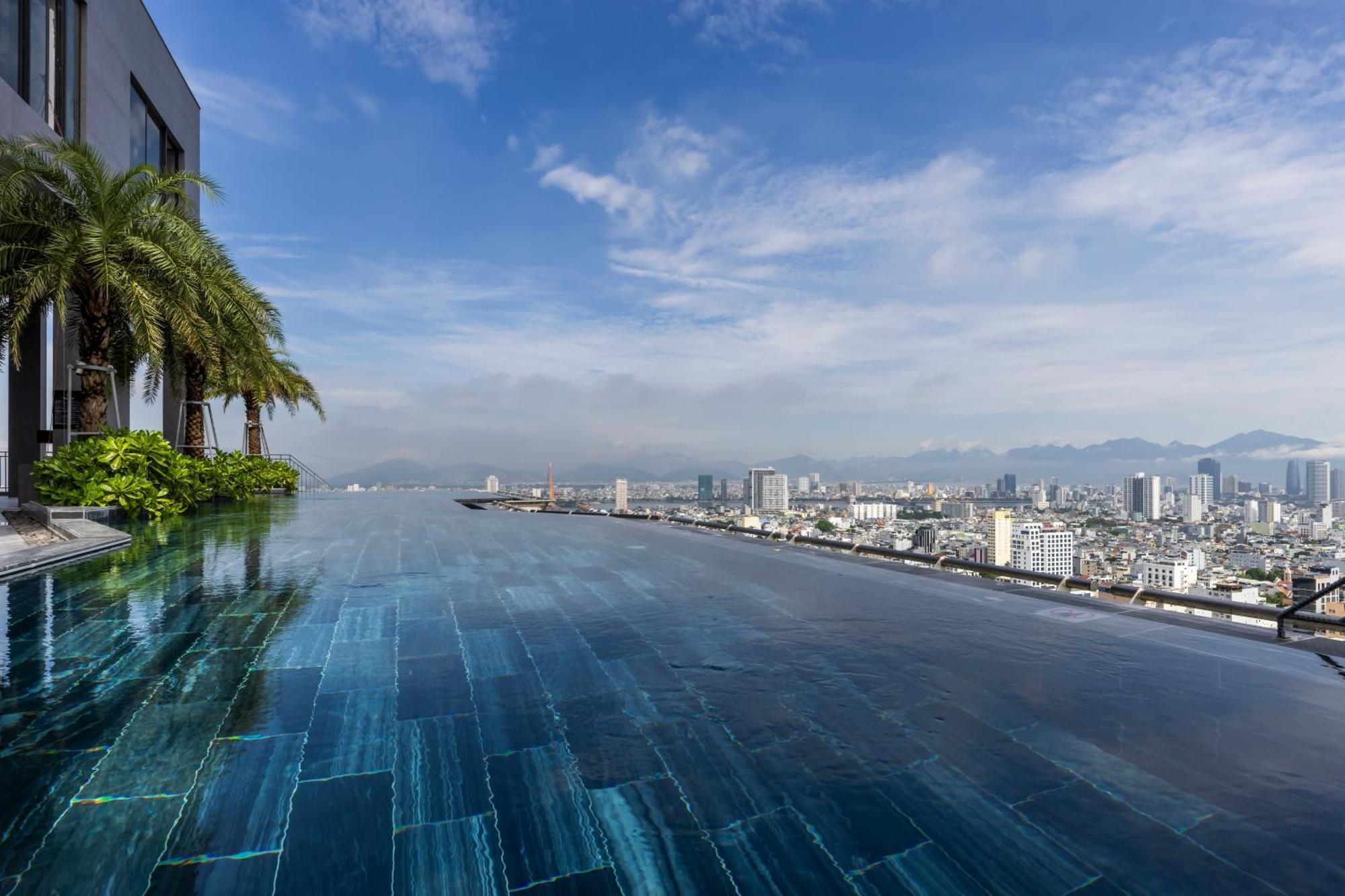 M Hotel Danang エクステリア 写真 Infinity pool at the top of the building