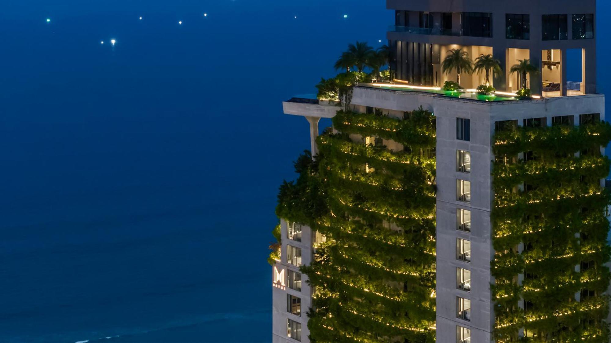 M Hotel Danang エクステリア 写真 The vertical forest at night