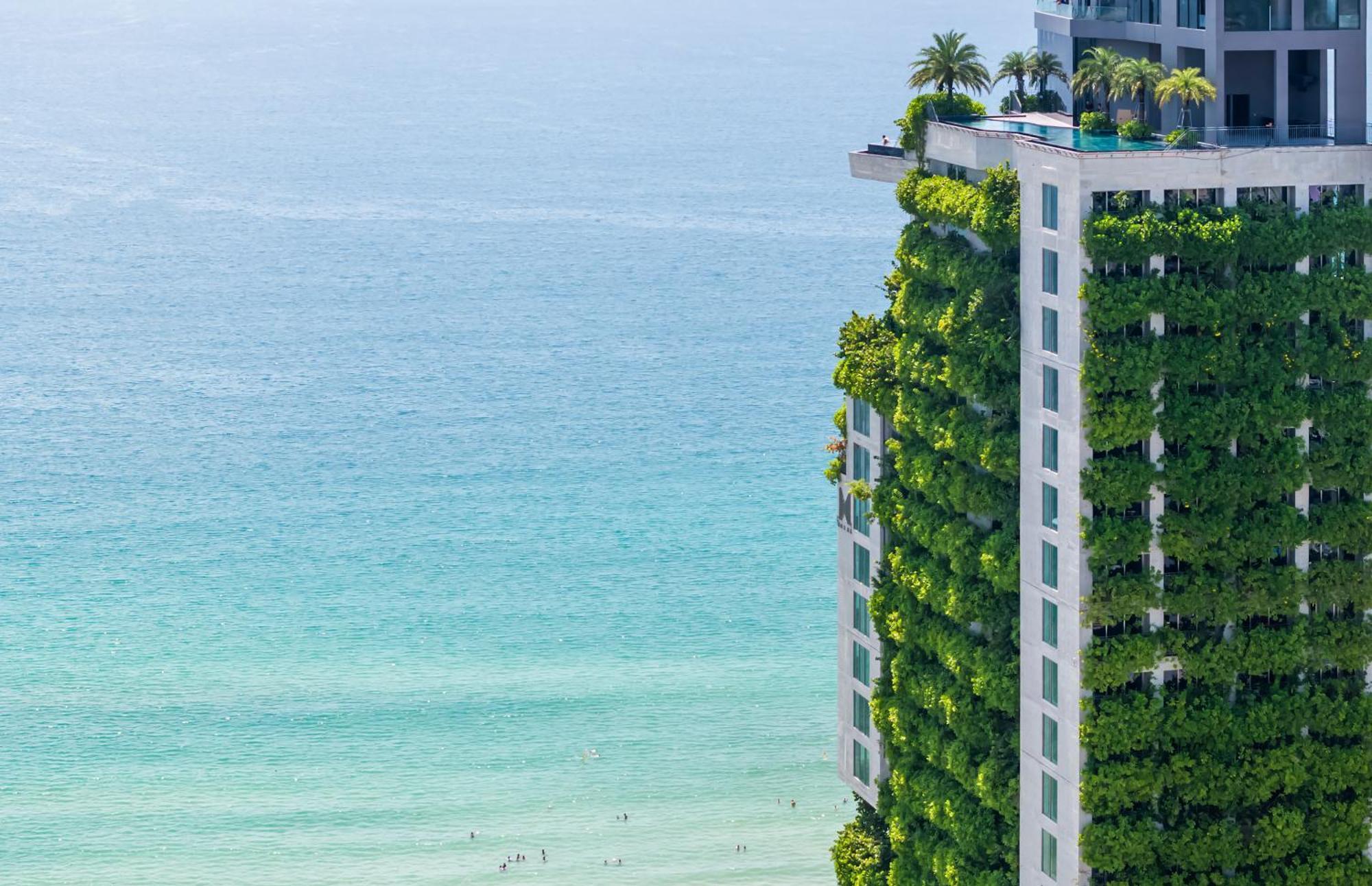 M Hotel Danang エクステリア 写真 The vertical garden at The Ivy