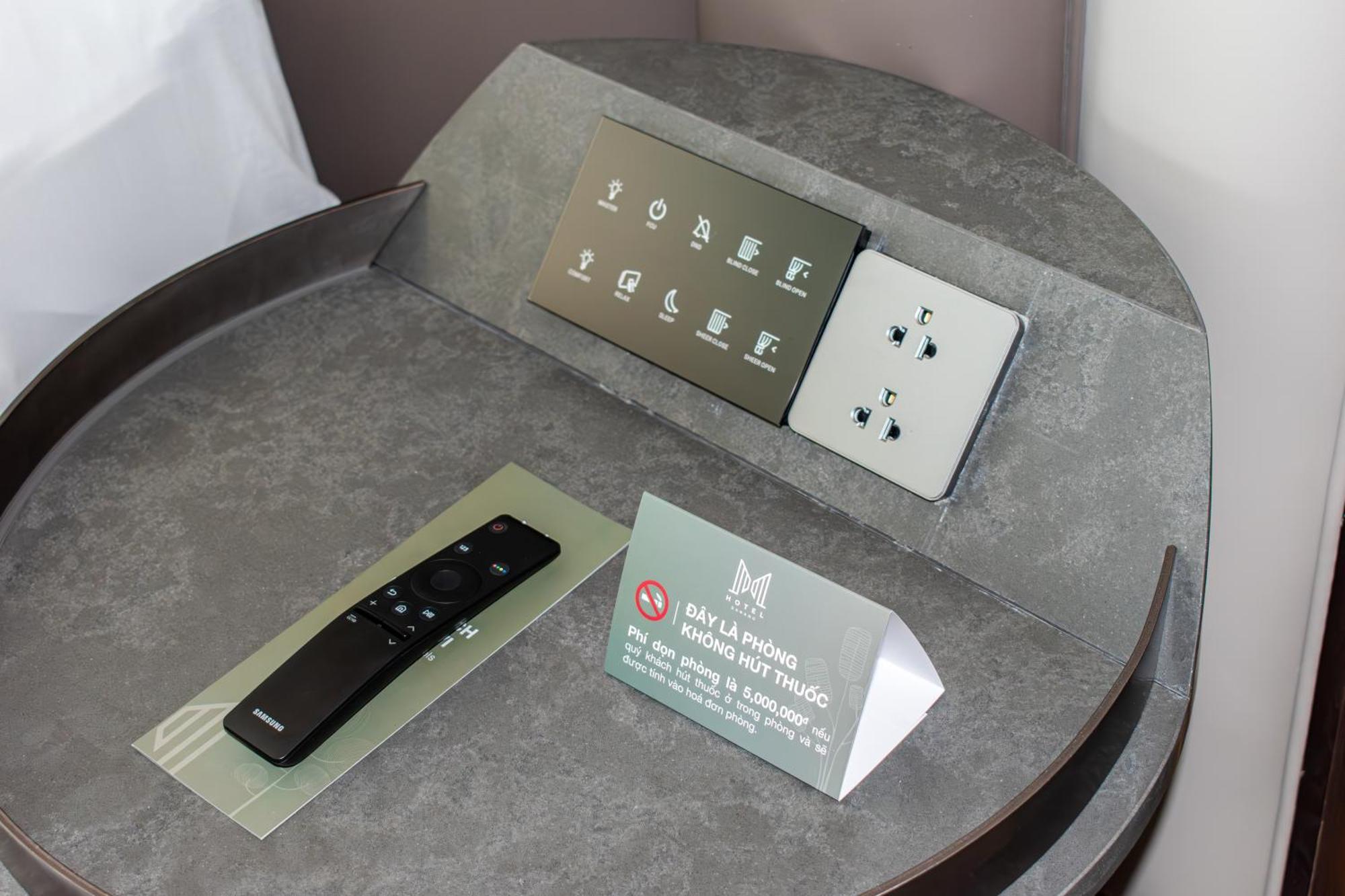 M Hotel Danang エクステリア 写真 A room control panel