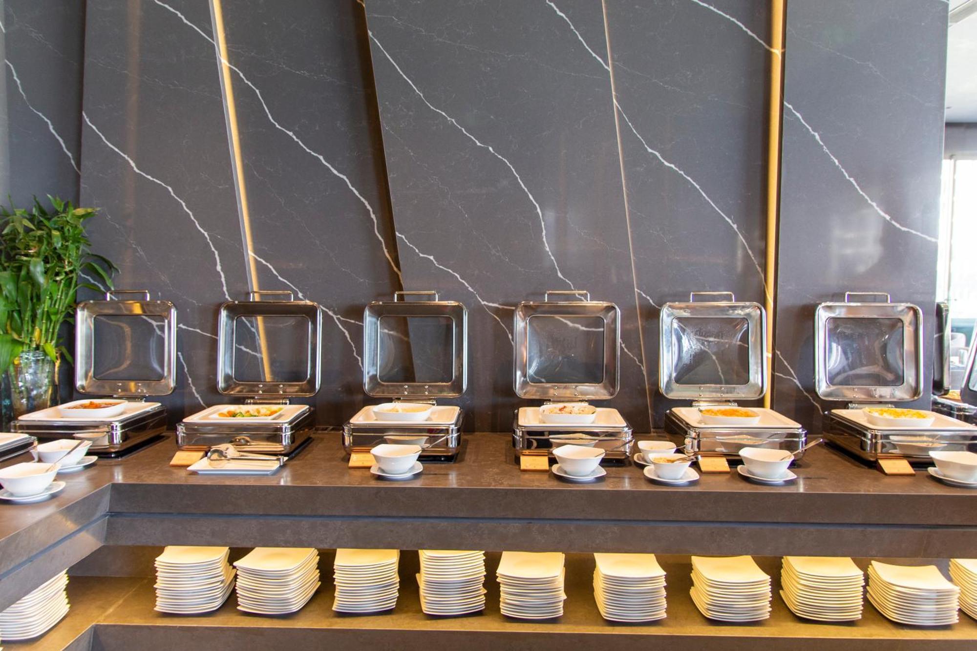 M Hotel Danang エクステリア 写真 A buffet at a hotel